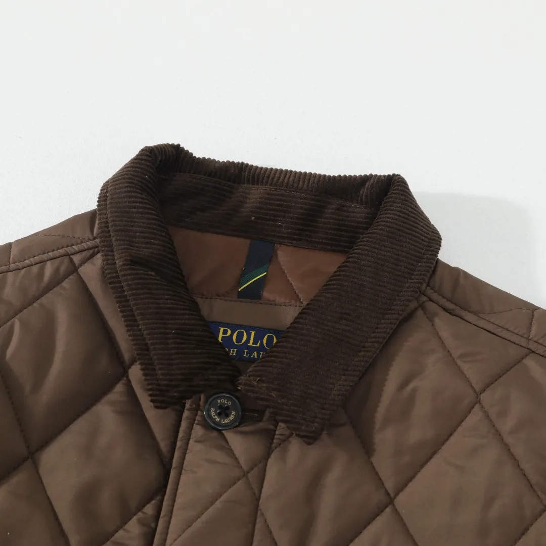 P370 #R50 Ralph Lauren/Ralph Lauren classic old money style workwear rhombus retro cotton jacket. Inspired by retro workwear, it reshapes the contemporary British style. Imported machine-pressed diamond quilting technology, every quilting line is accurately aligned, and the details are full of ingenuity; three-dimensional tailoring creates a neat H-shaped silhouette, and it can still remain light and straight when worn in multiple layers in autumn and winter. Customized metal buttons, low-key embellished textured corduroy lapel design, full of retro atmosphere, 37.5° temperature control black technology, breathable and moisture-proof, locks in temperature and sweat, waterproof and snow-proof fabric, no fear of bad weather, anti-run cotton patented technology, warm and soft, long-wearing without deformation, five high-end colors: navy | khaki | black | green | brown, easily suitable for commuting, leisure, and travel. Wearing one piece gives off a calm temperament of "old money style", and you can have both style and warmth in low-temperature weather.  Color: Navy blue, black, khaki, military green, brown Size: S M L